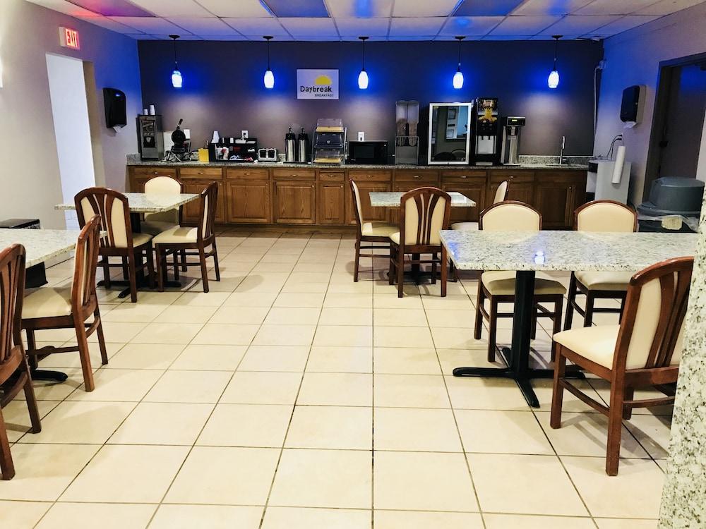 Days Inn By Wyndham Livonia Canton Detroit Dış mekan fotoğraf